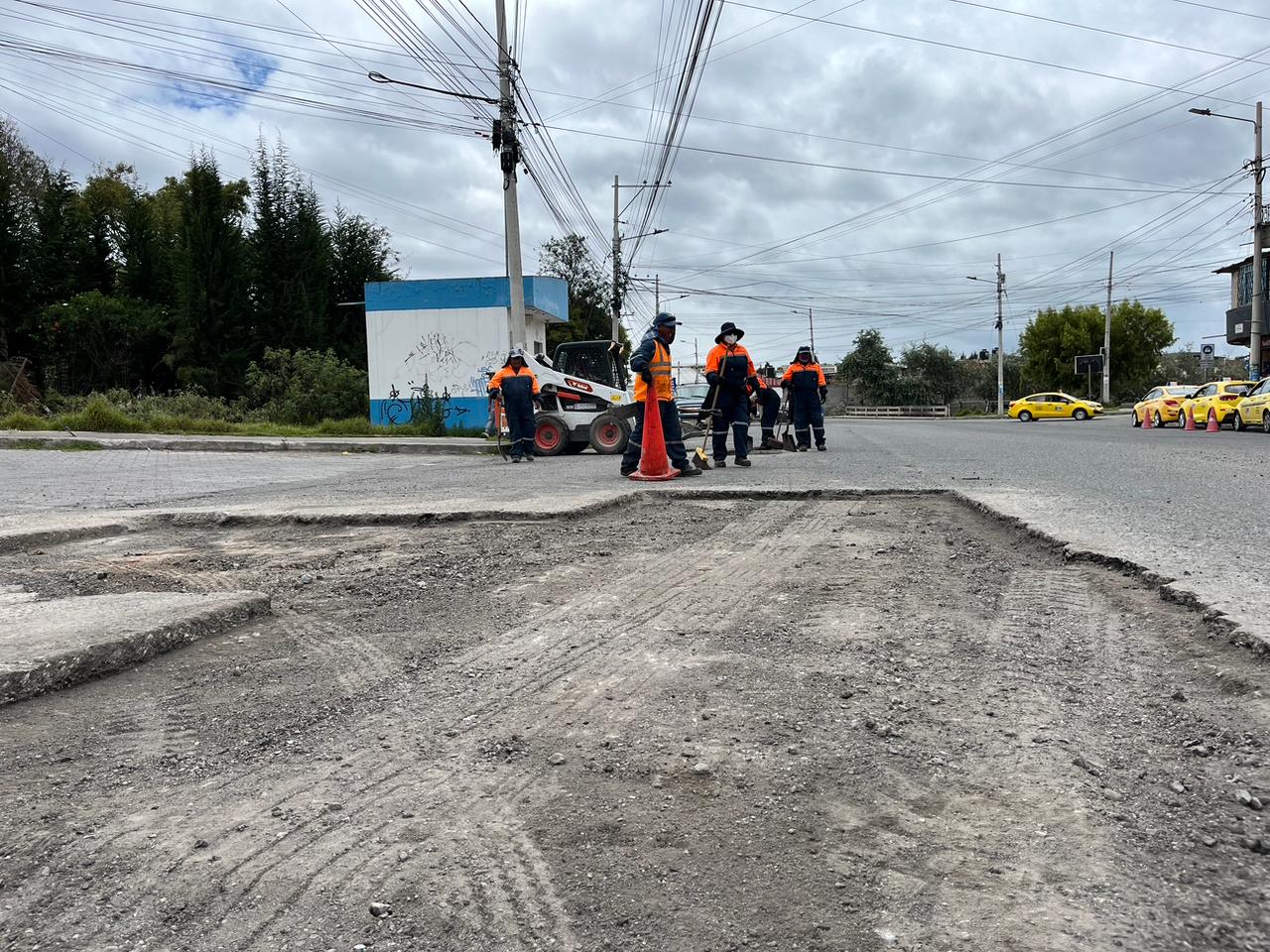 Cuadrilla de mantenimiento vial trabajando en una vía de Riobamba