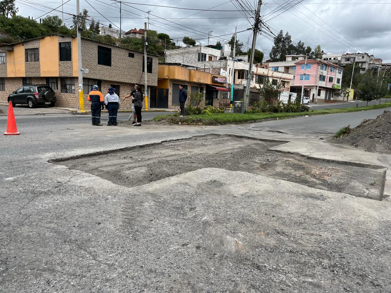 Personal de Obras Públicas reparando el bordillo de una calle