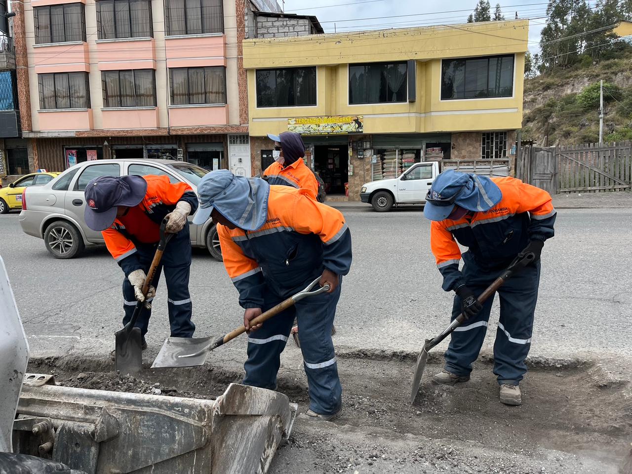 Inspección de una vía intervenida por el equipo municipal